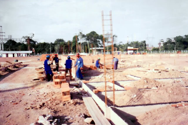 Ano 1996 - Alvenaria do prédio técnico com o barracão de obra ao fundo