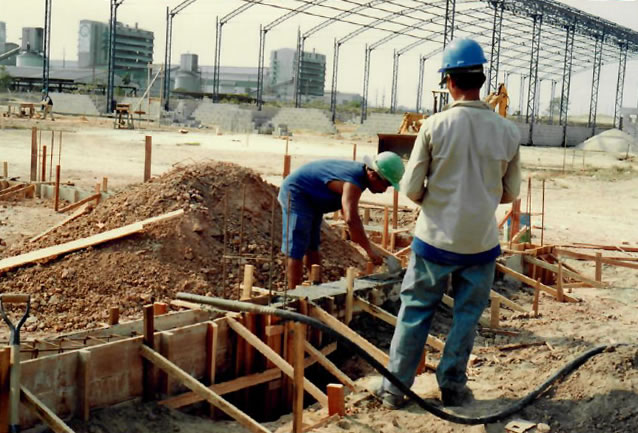 Ano 1996 - Concretagem do cintamento da subestação