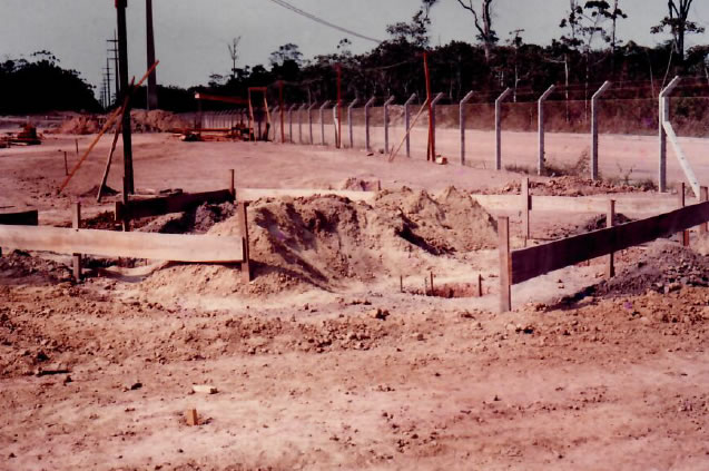 Ano 1996 - Fundações da guarita em tubulões de concreto
