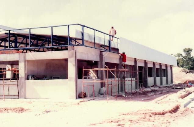 1997 - Vista lateral direita do prédio administrativo