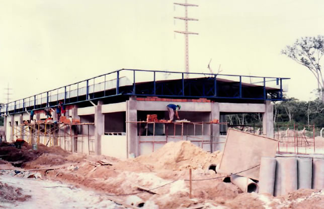 1997 - Vista de frente do prédio administrativo