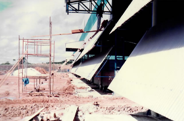 1997 - Vista da calçada de proteção da lateral esquerda do galpão