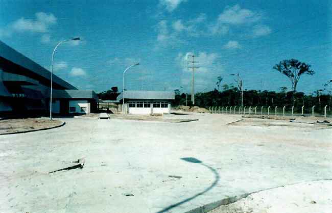 1997 - Vista do arruamento e estacionamento