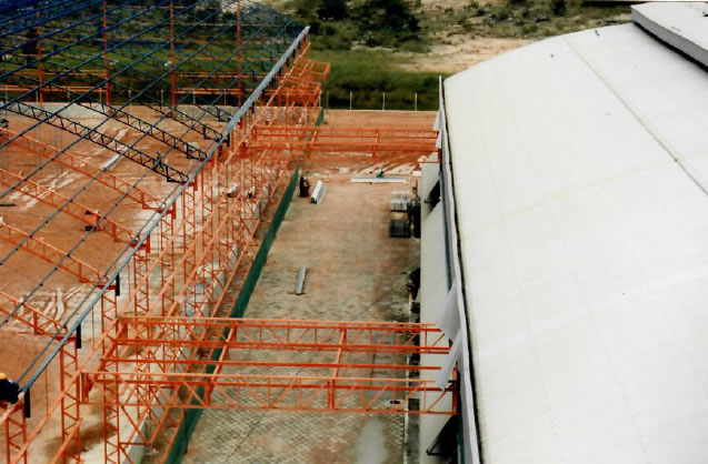 1999 - Vista aérea das coberturas das passarelas de ligação com o galpão