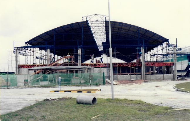 1999 - Vista frontal da obra