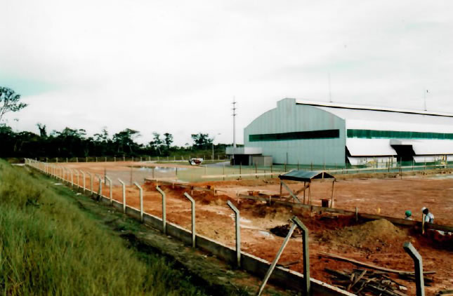 1999 - Estrutura de contenção do aterro