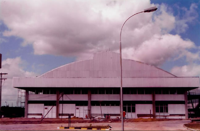 1999 - Vista frontal da obra