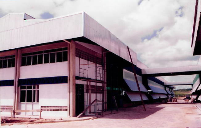 1999 - Vista da lateral esquerda da obra (frente para os fundos)