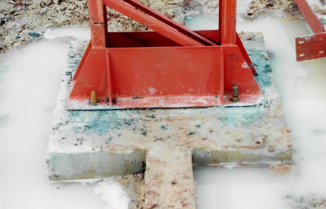 1999 - Fixação do pilar metálico no bloco de concreto e grauteamento