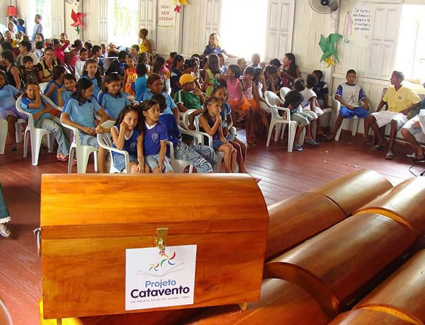 2009 - Projeto Catavento. A Alubar amplia suas iniciativas de compromisso social com o lançamento do projeto Catavento, ação que incentiva o hábito e prazer da leitura entre crianças e adolescentes nas escolas.